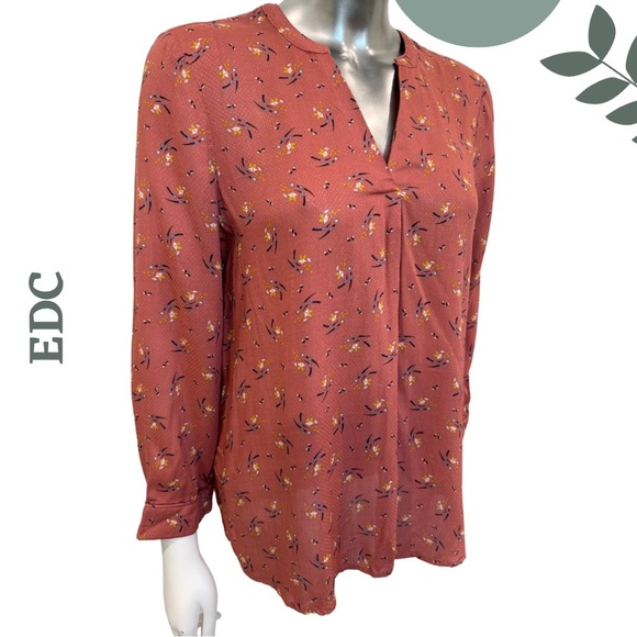 🛍️3/$40 EDC Rust Orange Floral Print Blouse Lightweight Patterned Blouse Medium - Picture 3 of 6